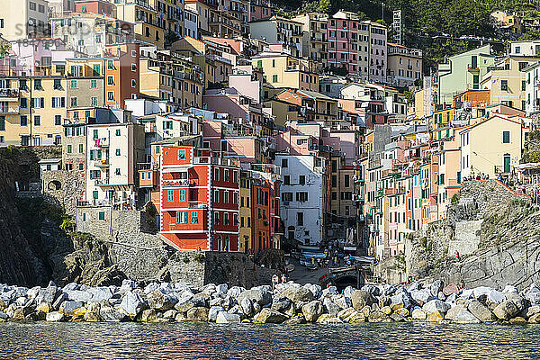Italien  Ligurien  Riomaggiore  historische Häuser eines Küstendorfes entlang der Cinque Terre