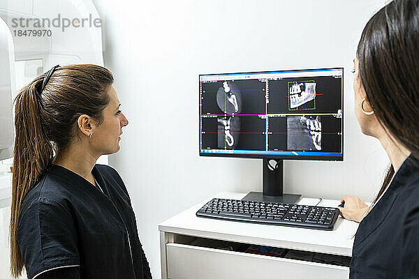 Ärzte untersuchen Röntgenbilder am Computer in der Klinik