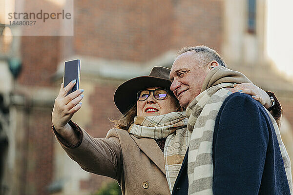 Glückliches älteres Paar  das Selfie mit dem Smartphone macht