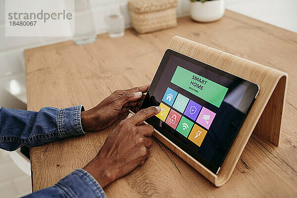 Hände einer Frau  die die Hausautomations-App auf einem Tablet-PC nutzt