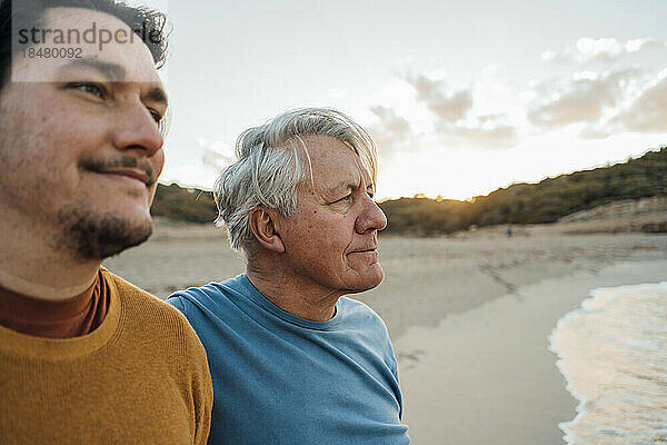 Vater und Sohn verbringen gemeinsame Zeit am Strand