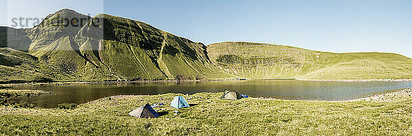 Zelte am Seeufer vor Bergen  Brecon Beacons  Wales