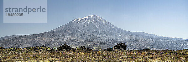 Der Gipfel des Mt. Ararat vor klarem Himmel an einem sonnigen Tag