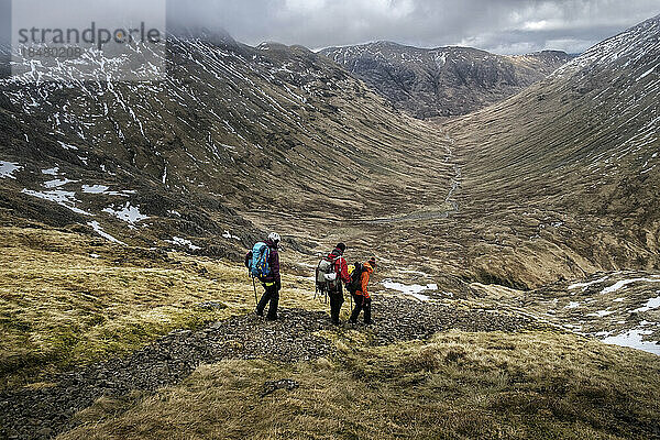 Ruhige Aussicht auf Wanderer  die auf dem Berg wandern  Glencoe  Schottland