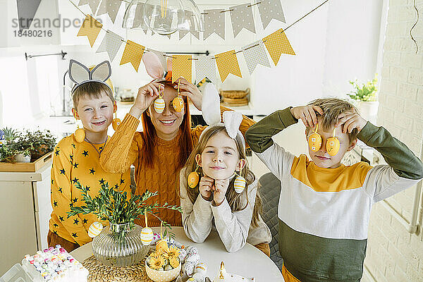 Fröhliche Familie mit Ostereiern  die zu Hause Spaß haben