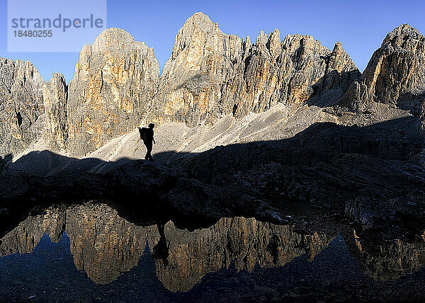 Frau wandert an einem sonnigen Tag am Berg Pala di San Martino  Dolomiten  Italien