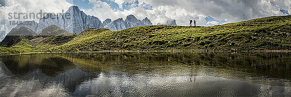 Mann und Frau wandern am See in Forcella Venegia  Dolomiten  Italien
