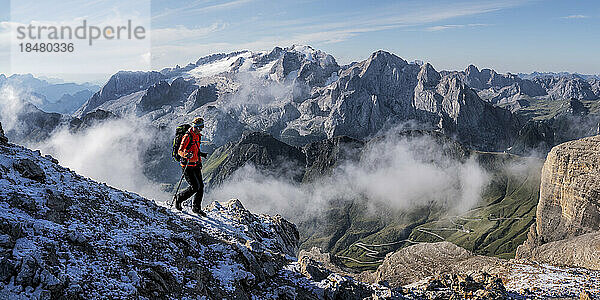 Ältere Frau beim Wandern am Piz Boe  Dolomiten  Italien