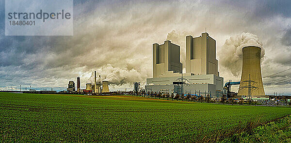 Deutschland  Nordrhein-Westfalen  Grevenbroich  Panoramablick auf landwirtschaftliches Feld vor Braunkohlekraftwerk