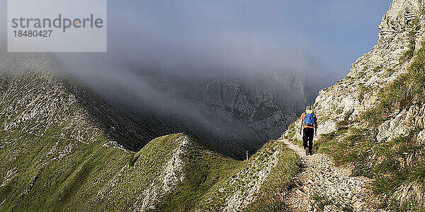 Mann mit Rucksack beim Wandern in Furchetta  Dolomiten  Italien
