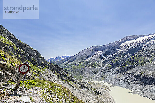 Österreich  Kärnten  Wanderwegschild vor dem Pasterze-Gletscher