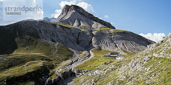 Rifugio Puez an einem sonnigen Tag in den Dolomiten  Italien
