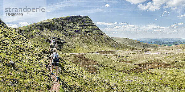 Männer und Frauen wandern am Berg  Brecon Beacons  Wales
