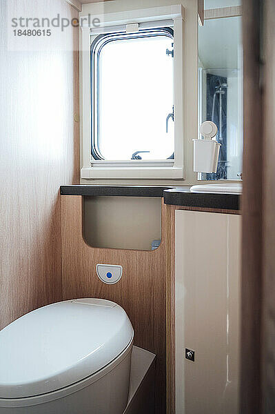 Geschlossene Toilettenschüssel im Badezimmer eines Wohnmobils