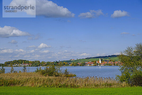 Deutschland  Bayern  Riegsee  Riegsee und umliegende Landschaft im Sonnenschein