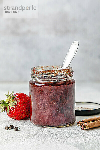 Hausgemachte Erdbeeren und Marmelade mit Zimt auf dem Tisch