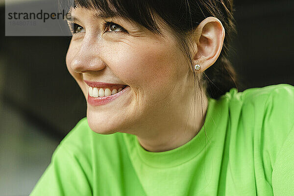 Lächelnde Frau im grünen T-Shirt