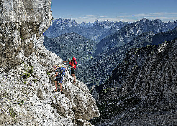 Paar beim Klettern an einem sonnigen Tag im Nationalpark Dolomiti Bellunesi  Forcella Comedon  Dolomiten  Italien
