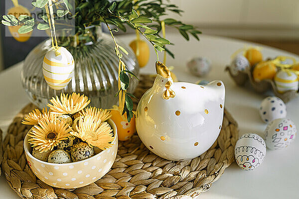 Ostereier und Dekoration auf dem Tisch zu Hause