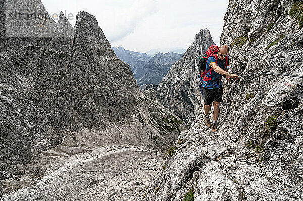 Mann beim Klettern am Passo del Ball  Dolomiten  Italien