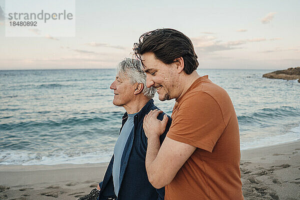 Glücklicher Vater und Sohn verbringen gemeinsame Zeit am Strand