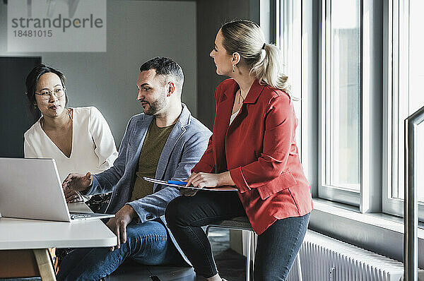 Geschäftskollegen diskutieren bei einem Treffen im Büro miteinander