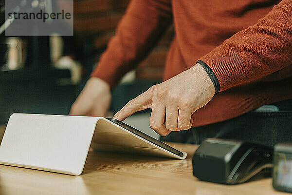 Cafébesitzer nutzt Tablet-PC im Café