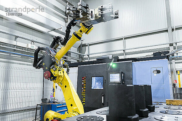 Roboterarm mit Maschinen in der Fabrik