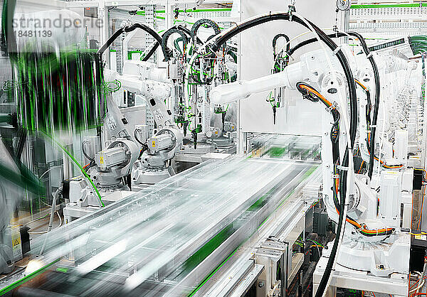 Automatisierte Fabrik mit Roboterarm in der Produktionslinie