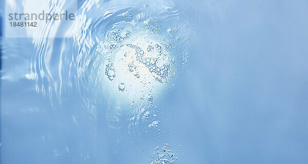 Oberfläche aus sauberem  blauem Wasser