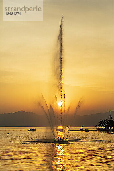 Italien  Venetien  Bardolino  Gardasee-Brunnen plätschern gegen die untergehende Sonne