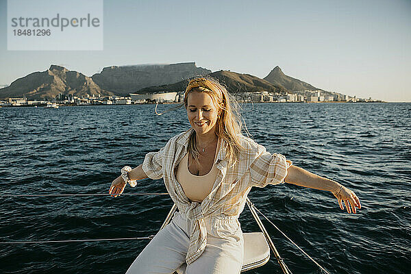 Glückliche Frau  die am Wochenende ein Boot im Meer genießt