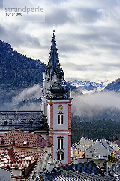 Österreich  Steiermark  Mariazell  Mariazeller Basilika im nebligen Morgengrauen