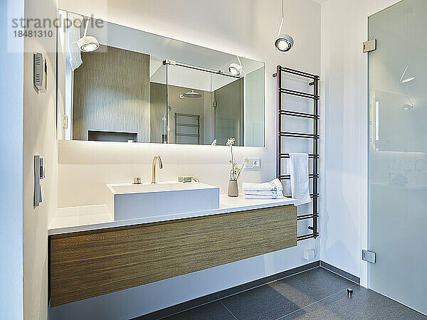 Waschbecken mit Spiegel an der Wand in der Wohnung montiert