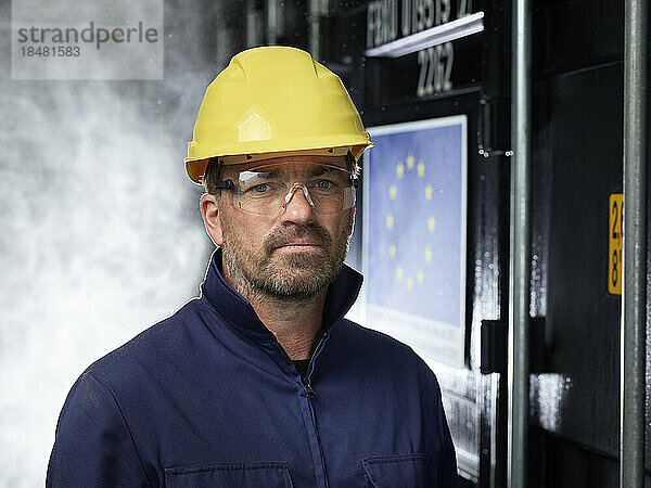 Porträt eines Industriearbeiters  der in die Kamera blickt