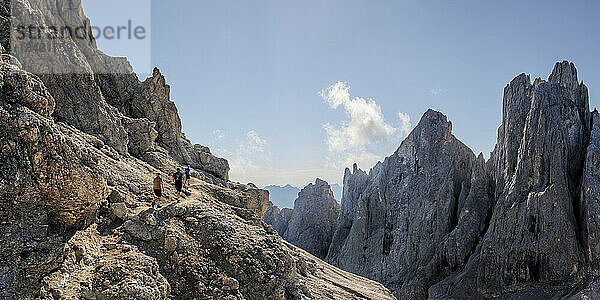 Männer und Frauen wandern an einem sonnigen Tag am Mont Mulaz  Dolomiten  Italien