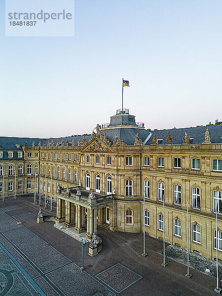 Neues Schloss mit deutscher Flagge unter Himmel bei Sonnenuntergang  Stuttgart  Deutschland