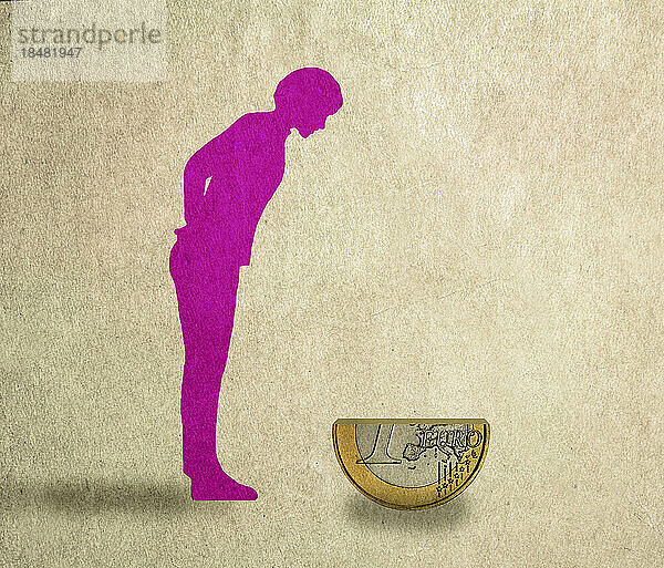 Illustration einer Frau  die eine halbierte Euro-Münze betrachtet  die die zunehmende Inflation symbolisiert