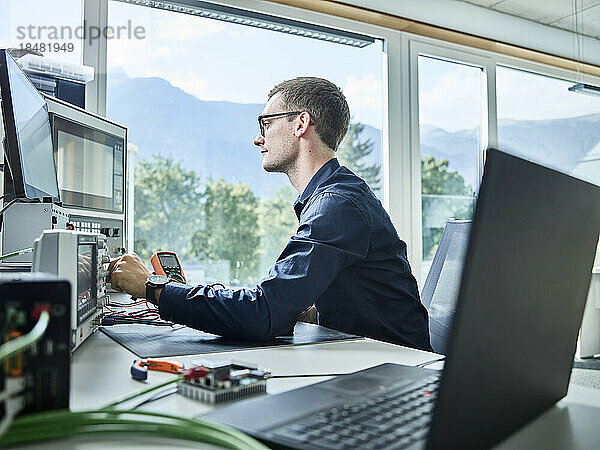 Techniker bedient Maschine am Tisch