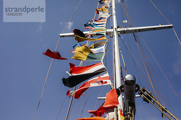 Mehrfarbige Nationalflaggen am Yachtmast