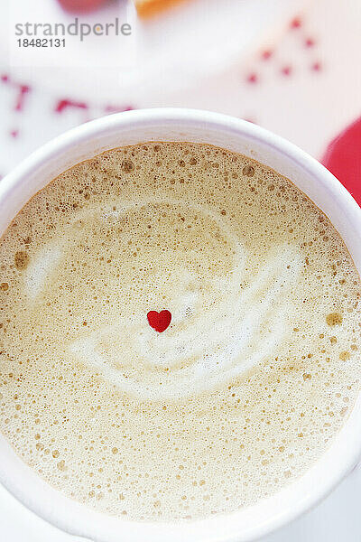 Kaffee mit kleinem roten Herzen
