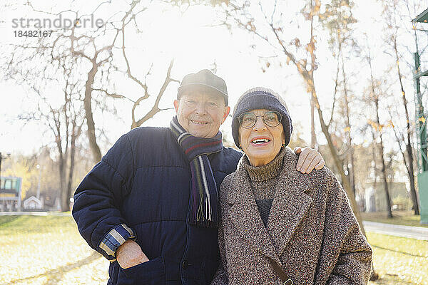 Lächelnder älterer Mann mit Frau im Herbstpark