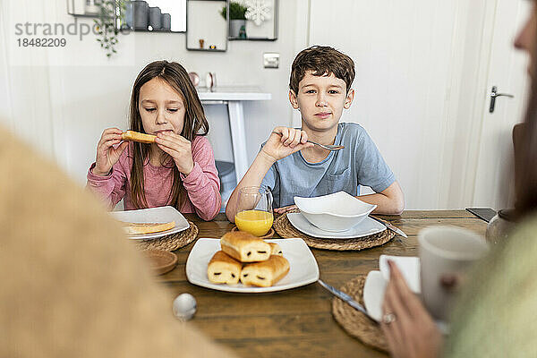 Familie frühstückt zusammen in der Küche