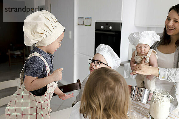 Kinder haben Spaß daran  Teig in der Küche zuzubereiten