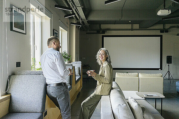 Geschäftsmann und Geschäftsfrau machen gemeinsam eine Kaffeepause im Büro