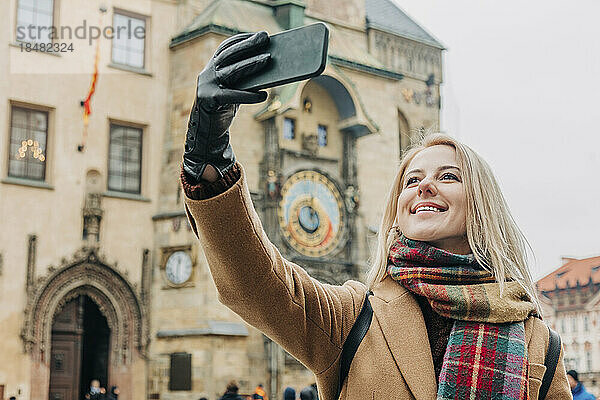 Glückliche Frau  die im Urlaub ein Selfie mit dem Smartphone macht