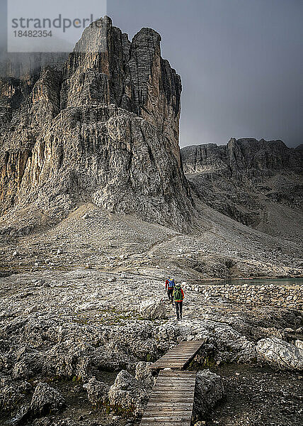 Mann und Frau wandern am Cima Pisciadu  Dolomiten  Italien