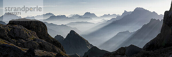 Bergketten an sonnigen Tagen in den Dolomiten  Italien