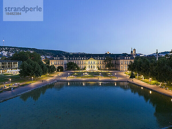 Neues Schloss vor dem Eckensee bei Nacht  Stuttgart  Deutschland