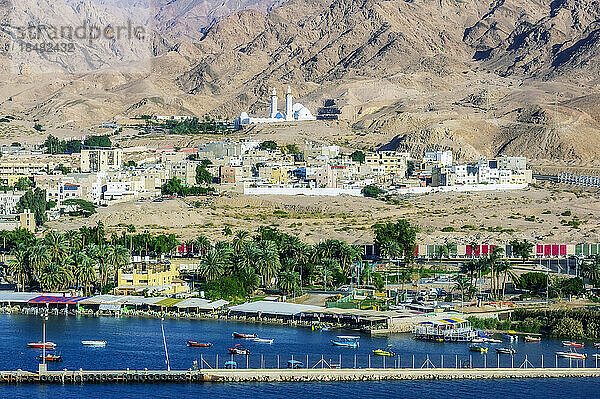 Seehafen in der Nähe der Scheich-Zayid-Moschee in Aqaba an einem sonnigen Tag